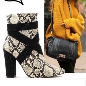 BRAND NEW BEAUTIFUL snakeskin rhinestone boots